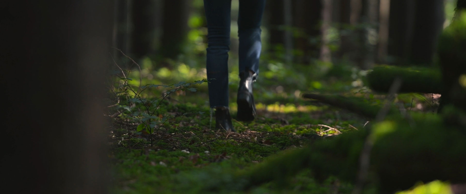 Waldbaden mit Anleitung: Den Wald mit allen Sinnen entdecken, z.B. einfach den federnden Waldboden spüren. Wunderbar! Mit Im-Wald-Sein-Audioguide noch leichter